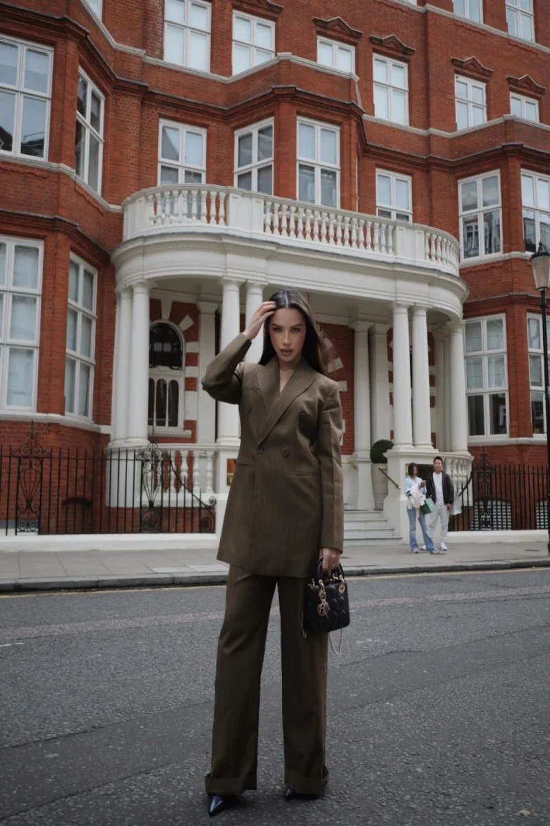 luxurious female Anne luxurious in London Price £350 per hour outcall