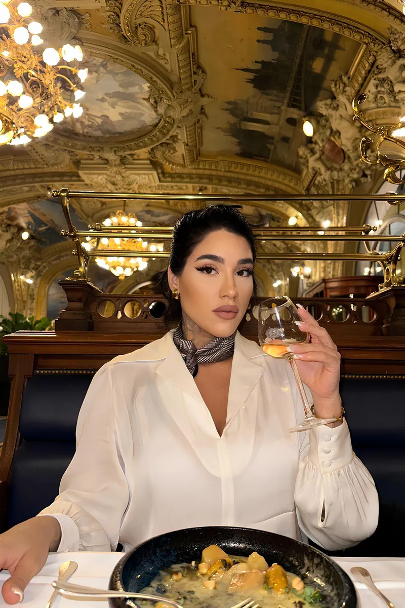 luxurious female Gezell luxurious in London Price £300 per hour - contact her